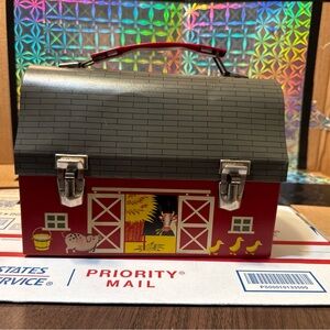 VINTAGE 1950s RED BARN WITH DOORS OPEN METAL DOME TOP LUNCHBOX- THERMOS BRAND